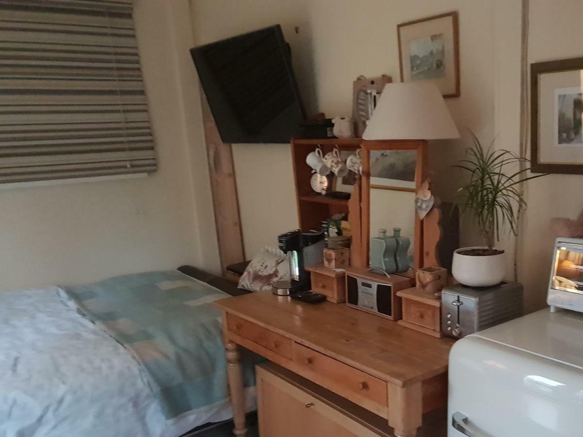 The Garden Room, Pets, Fridge Tv Честър Екстериор снимка